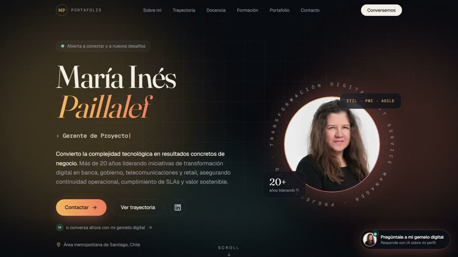 Vista previa del sitio profesional: portada con texto animado y acceso al asistente de chat.